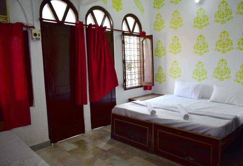 غرفة ديلوكس, Sandhya Guest House Varanasi Near Ganga River