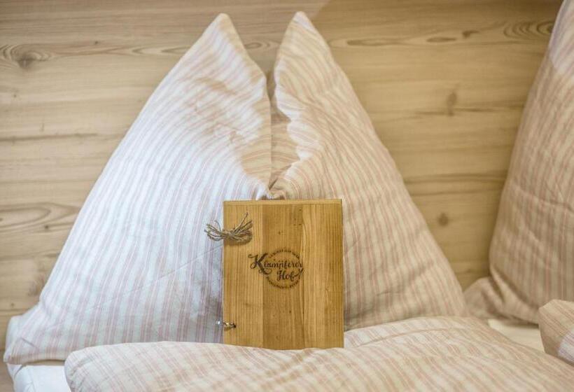 דירת חדר, Klampfererhof