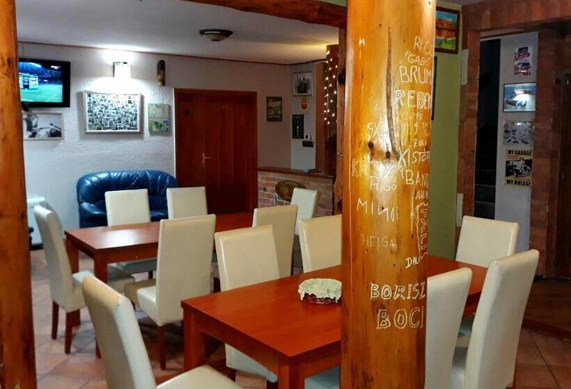 Standard Trippelrum med Balkong, Owlcastle Bagolyvár