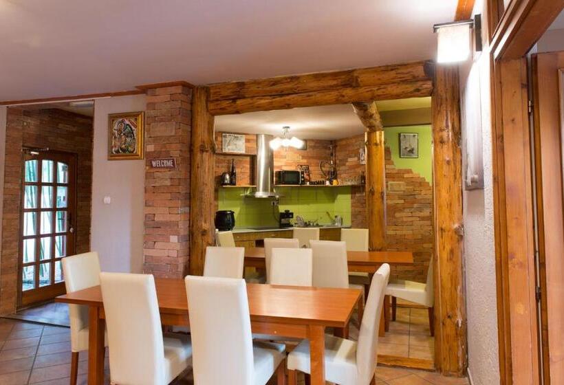 Standard Trippelrum med Balkong, Owlcastle Bagolyvár