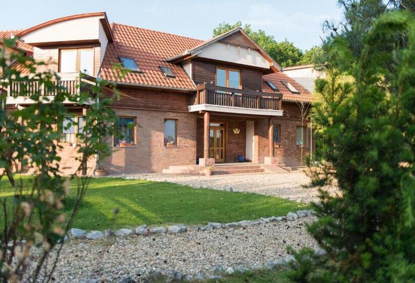 Standard Trippelrum med Balkong, Owlcastle Bagolyvár