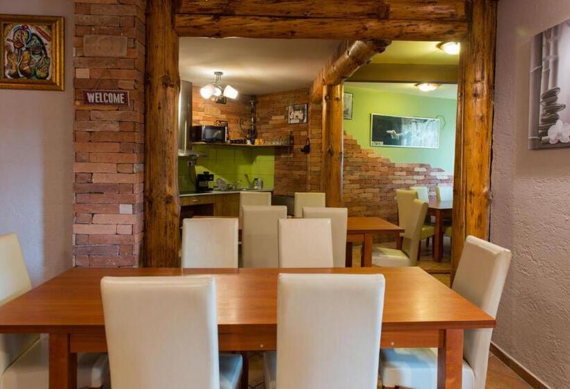 1 Sovrums Villa Trädgårdsutsikt, Owlcastle Bagolyvár