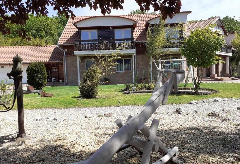 Standard Trippelrum, Owlcastle Bagolyvár