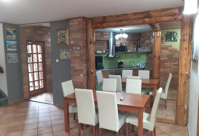 Standard Trippelrum, Owlcastle Bagolyvár