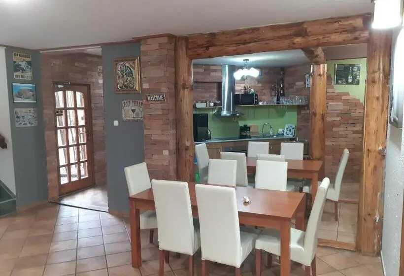 اتاق خانوادگی با چشم‌انداز باغ, Owlcastle Bagolyvár