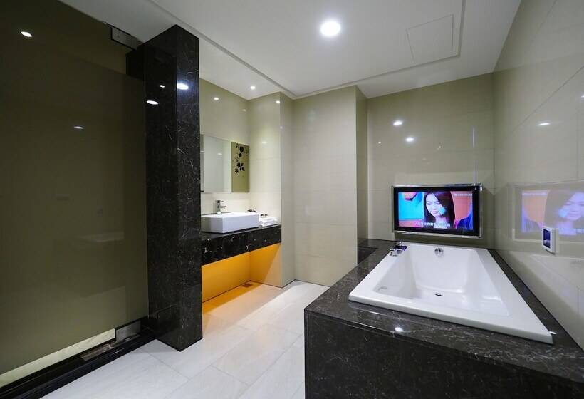 Habitació Quàdruple Deluxe, 薇風情汽車旅館 鳳山館