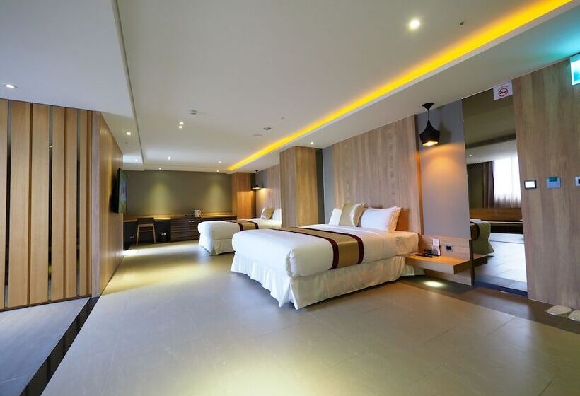 Habitació Quàdruple Deluxe, 薇風情汽車旅館 鳳山館