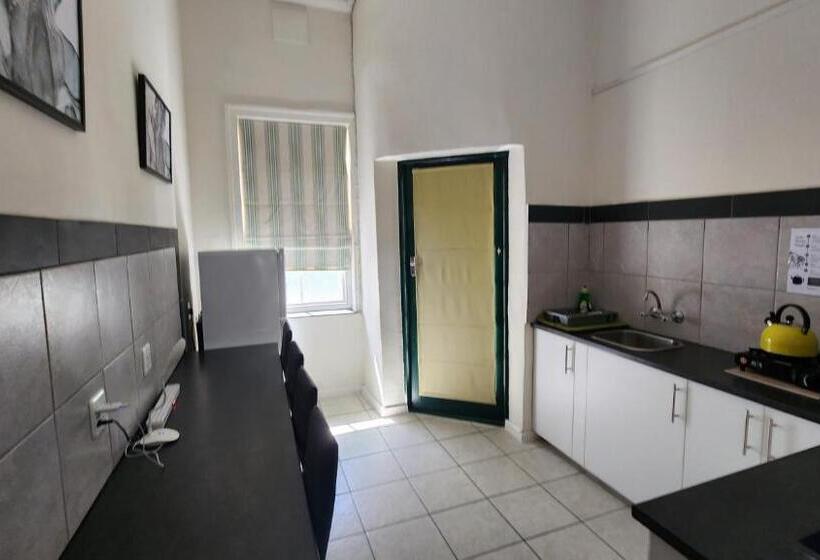 شقة غرفة واحدة, Country Village