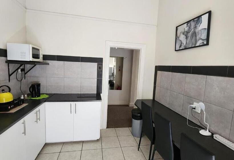 شقة غرفة واحدة, Country Village