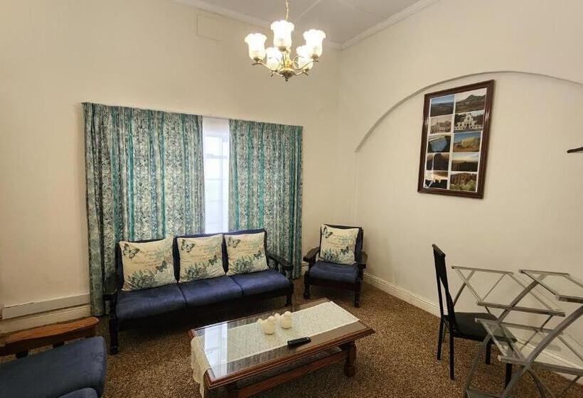 شقة غرفة واحدة, Country Village