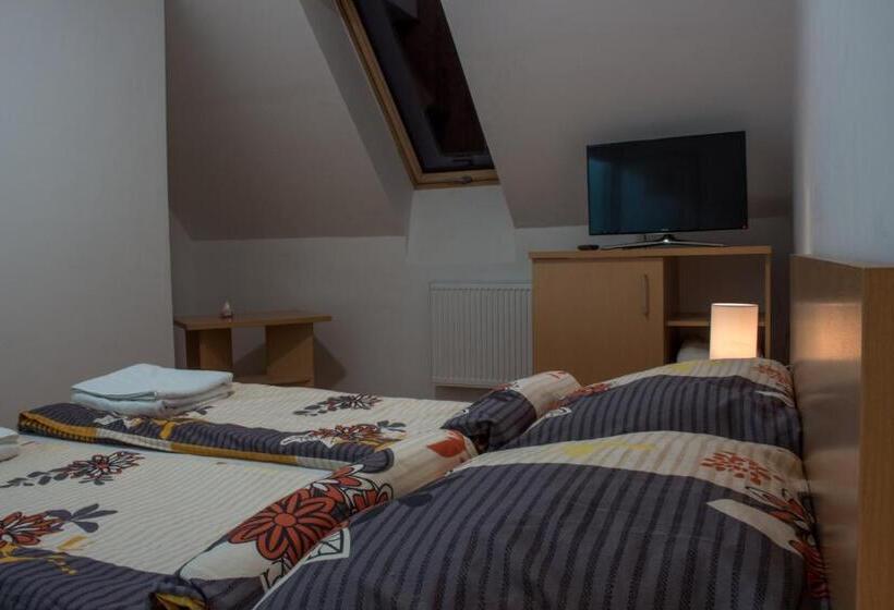 スタンダードルーム, Sasfészek   Falusi Szálláshely