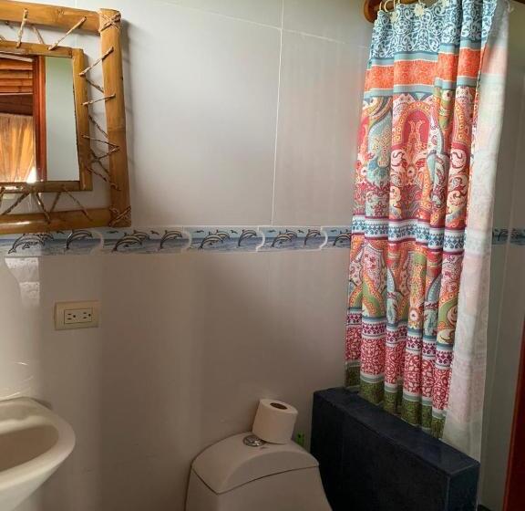 דירת חדר נוף לים, Marybutch