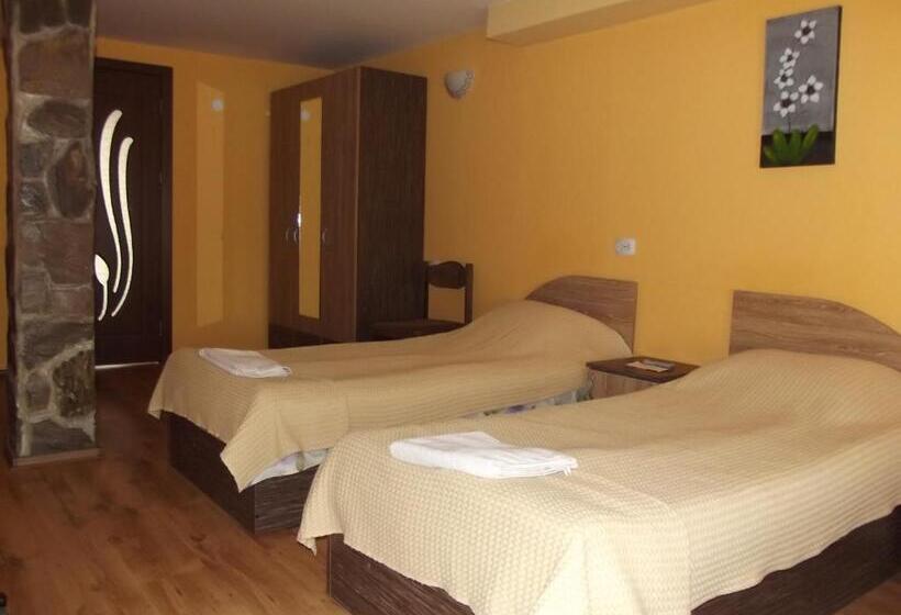 غرفة قياسية ثلاثية, House For Guests And Friends