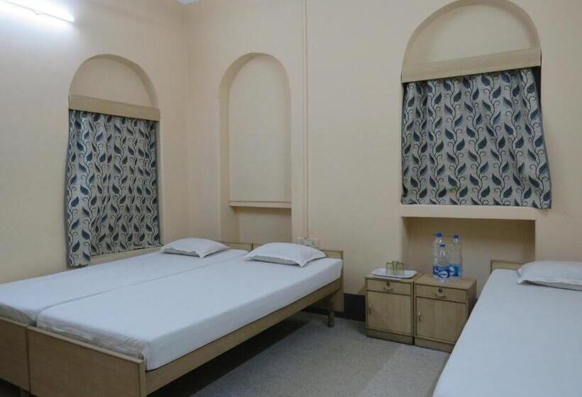 Семейный Номер Совместный Санузел, Shaw Guest House