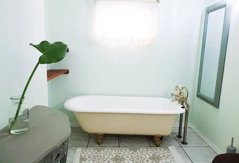 Perhehuone, Bauhenia Guesthouse