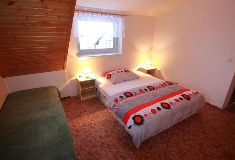 غرفة قياسية ثلاثية, Penzion U Rodinky