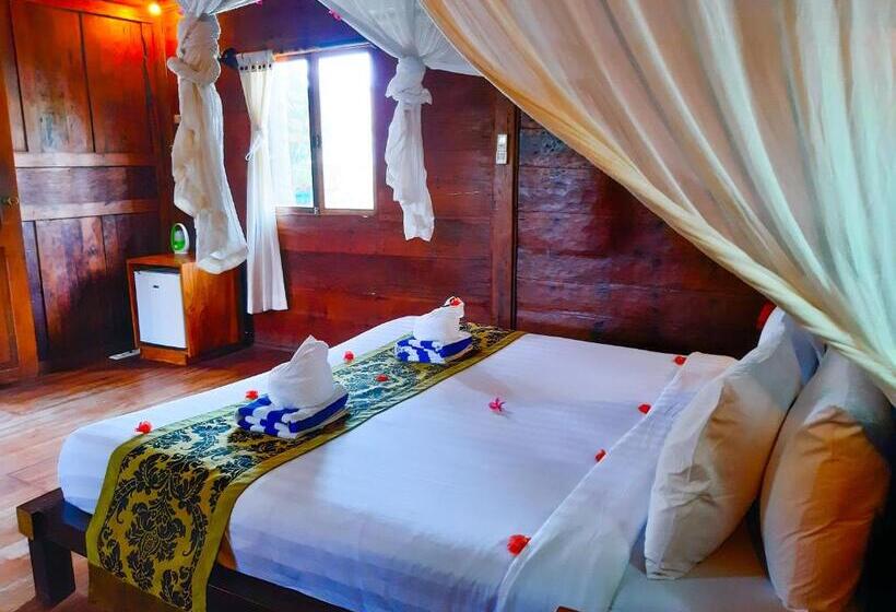 スタンダードバンガロー, Zipp Bar Restaurant & Bungalows