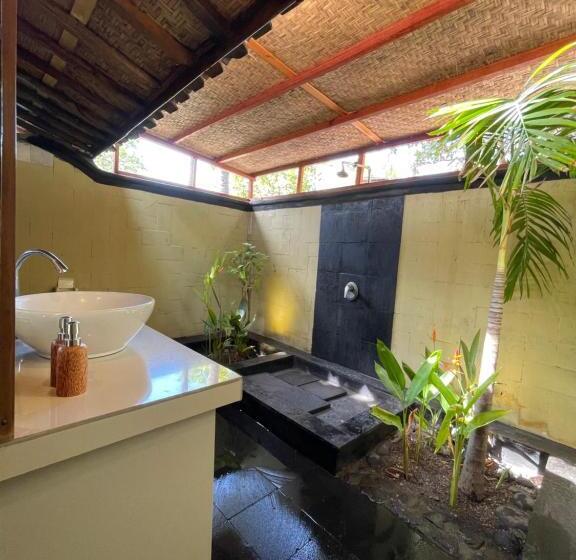 スタンダードバンガロー, Zipp Bar Restaurant & Bungalows