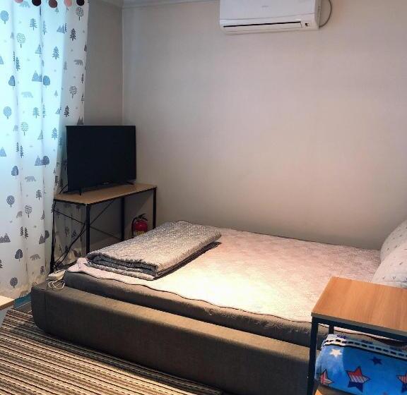 غرفة عائلية, Us On Earth Guesthouse