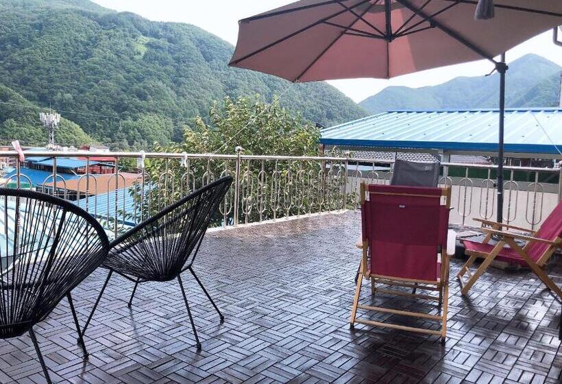 Семейный Номер, Us On Earth Guesthouse
