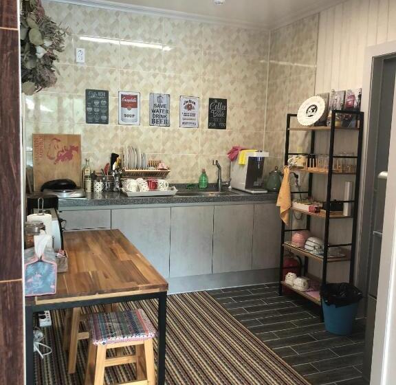 غرفة عائلية, Us On Earth Guesthouse