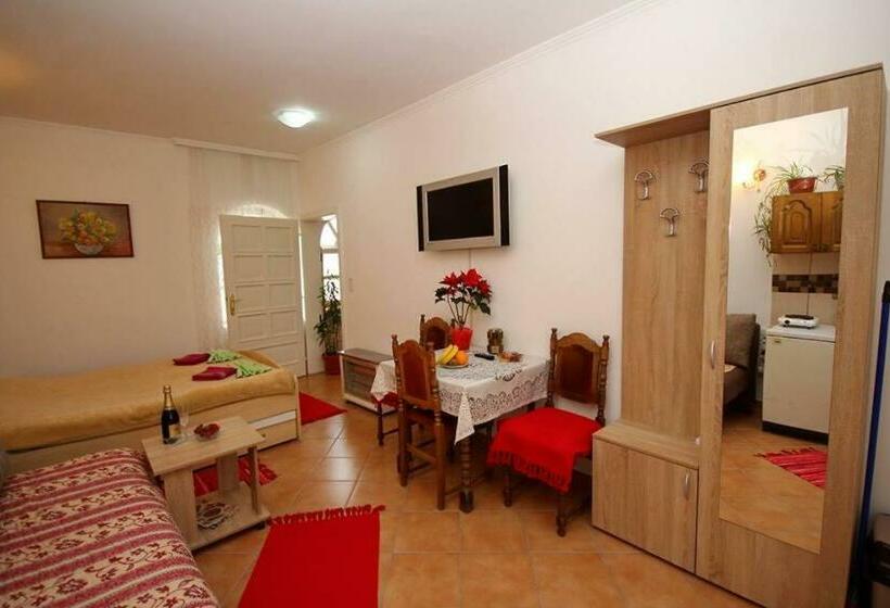 اتاق خانوادگی, 3 Platana