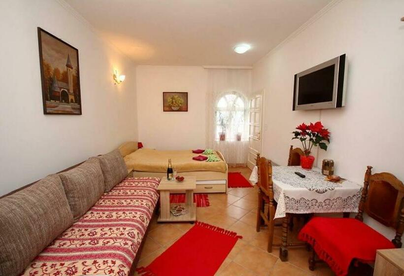 اتاق خانوادگی, 3 Platana