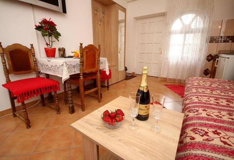 اتاق خانوادگی, 3 Platana