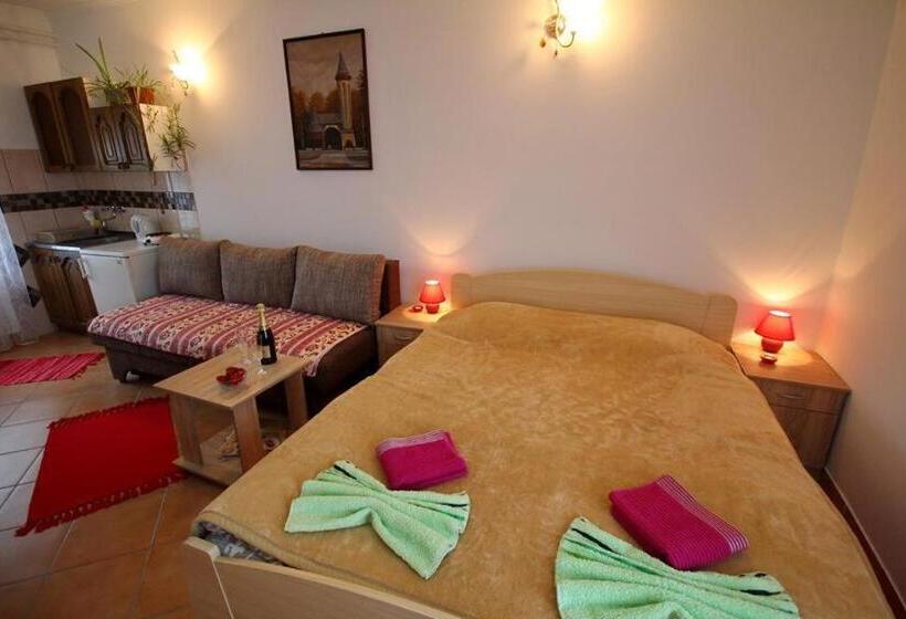 اتاق خانوادگی, 3 Platana