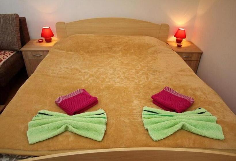 اتاق خانوادگی, 3 Platana