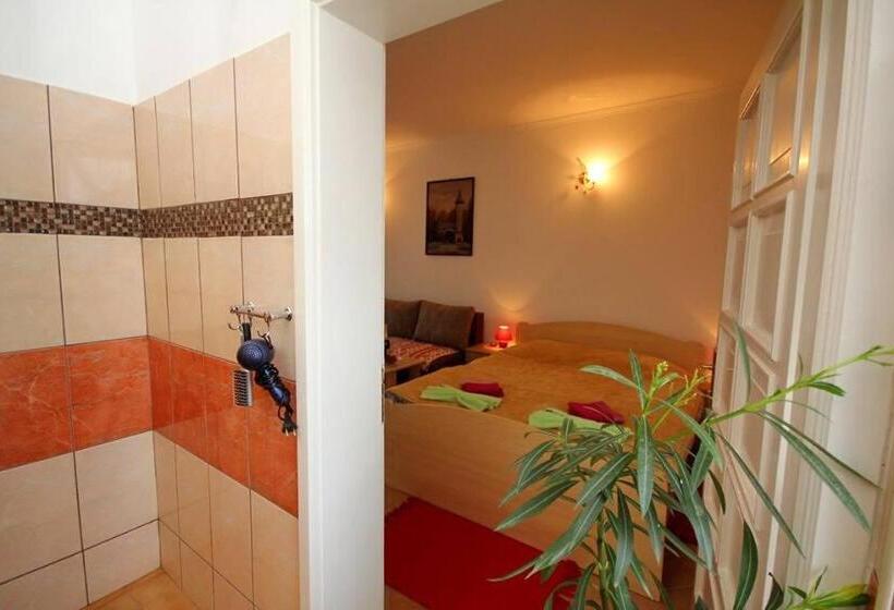 اتاق خانوادگی, 3 Platana