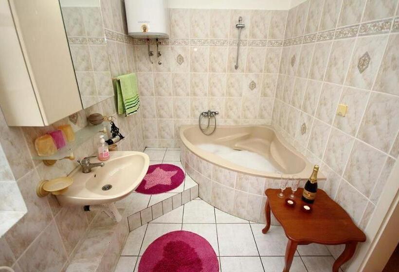 اتاق استاندارد سه نفره, 3 Platana