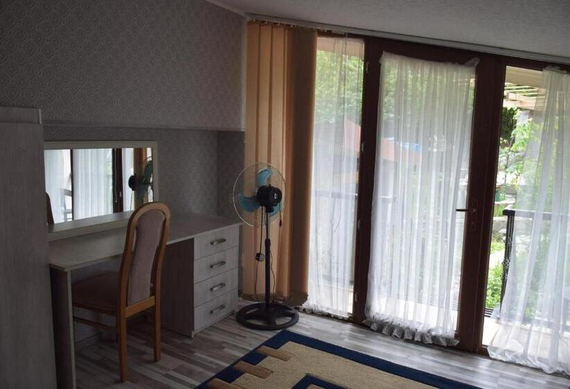 اتاق استاندارد با چشم‌انداز باغ, Guest House Ilto