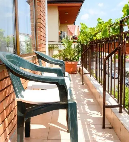 استودیو خانوادگی, Nirvana Guest House