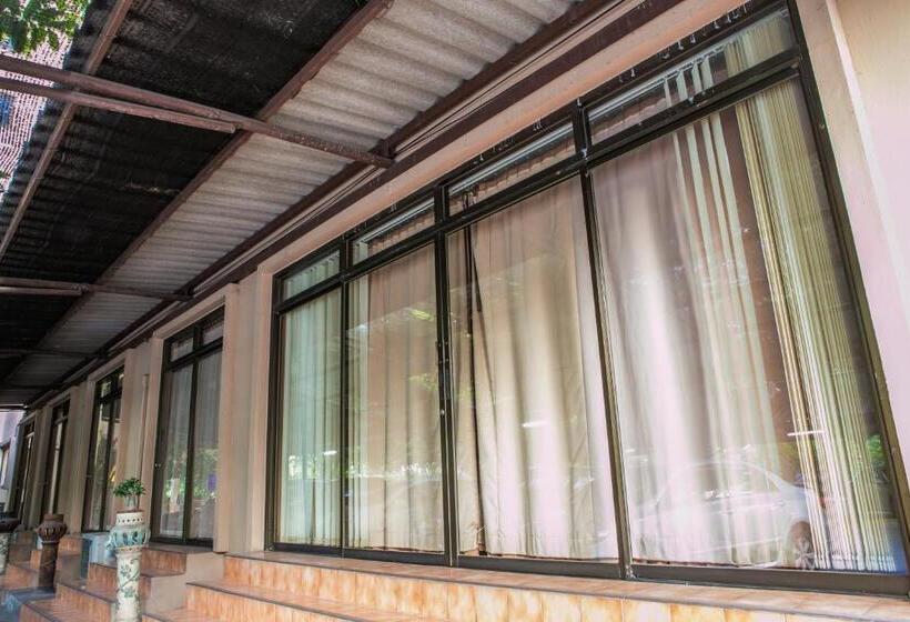 标准工作室带阳台, United Place