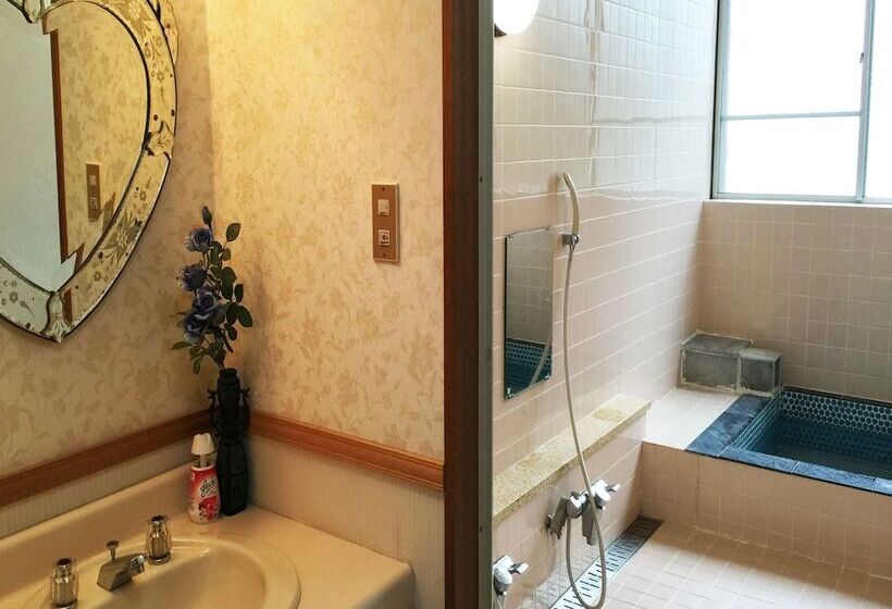 Номер Стандарт Четырехместный Совместный Санузел, Mistral