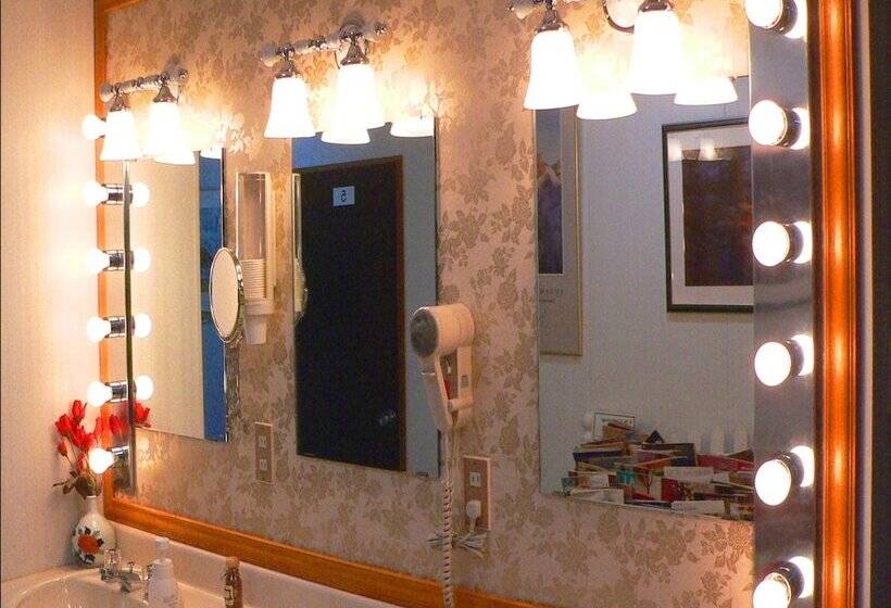 Номер Стандарт Четырехместный Совместный Санузел, Mistral