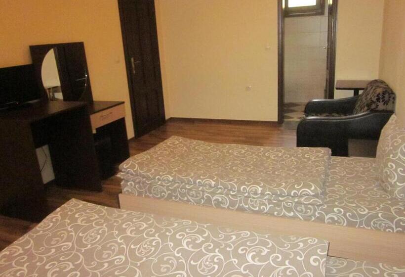 חדר סטנדרט לשלושה עם מרפסת, Panorama Guest House