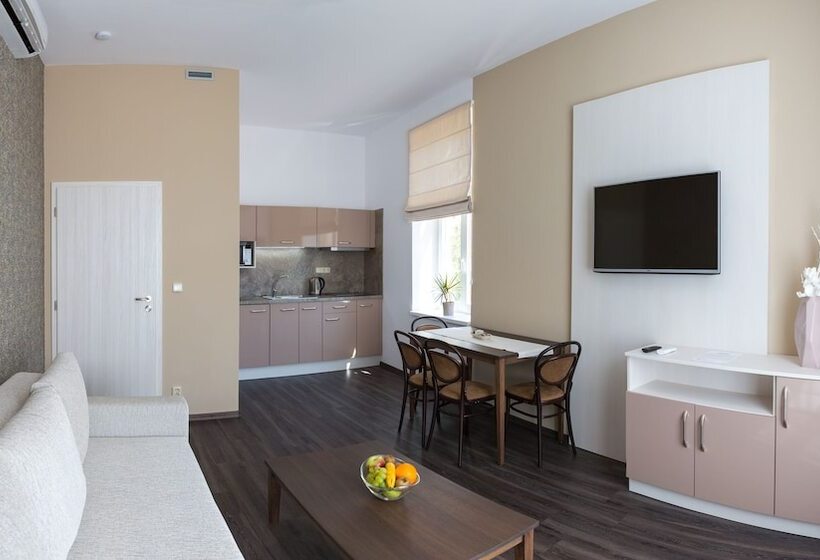 デラックススイート, Penzion Longus