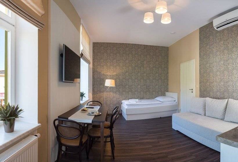 デラックススイート, Penzion Longus