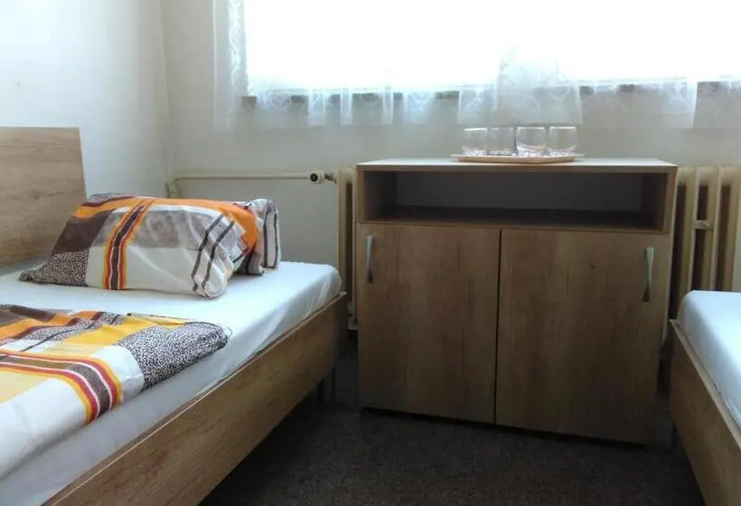 スタンダード４人部屋, Zimní Stadion Tábor