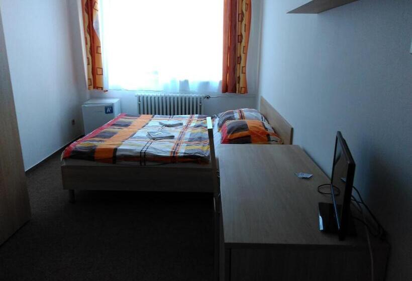 غرفة عائلية, Zimní Stadion Tábor