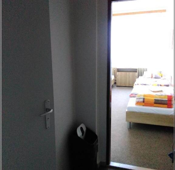 غرفة عائلية, Zimní Stadion Tábor