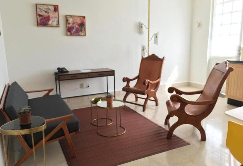 스탠다드 스튜디오, Casa Moctezuma