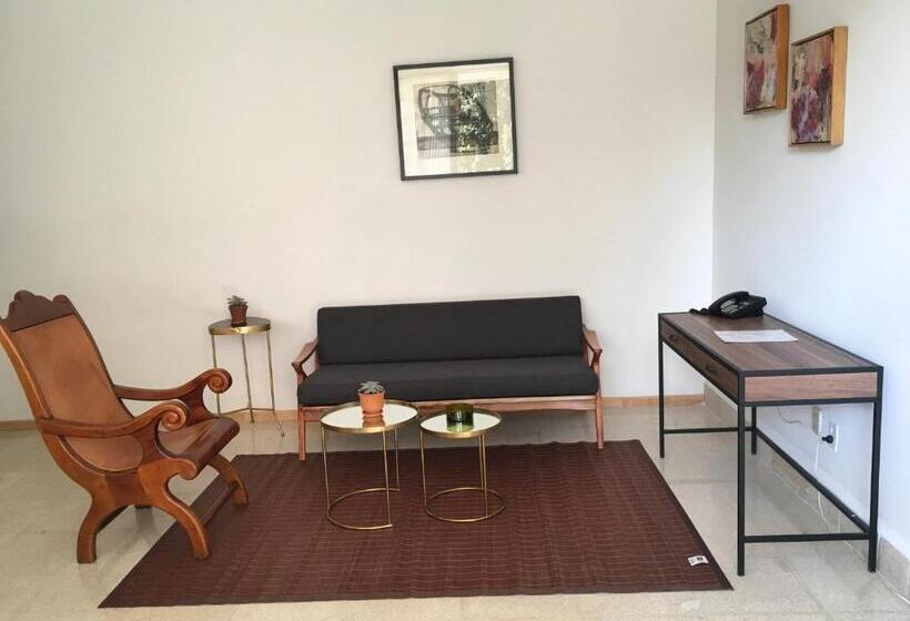 스탠다드 스튜디오, Casa Moctezuma