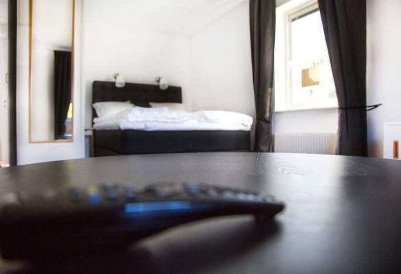 استودیوی استاندارد, Easy Livin Apartment