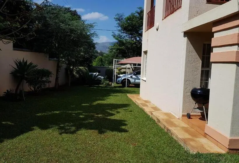 سوییت با چشمانداز استخر, Ezulwini Guest House