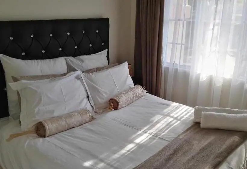 سوییت با چشمانداز استخر, Ezulwini Guest House
