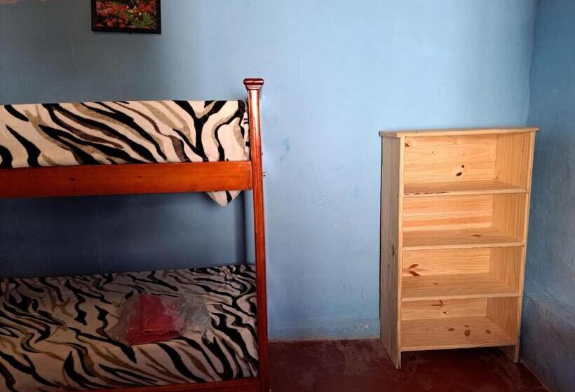 חדר סטנדרט לשלושה עם חדר אמבטיה משוף, Hostería El Sol Naciente