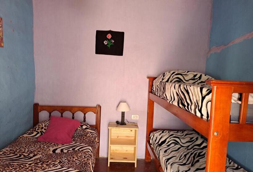 חדר סטנדרט לשלושה עם חדר אמבטיה משוף, Hostería El Sol Naciente